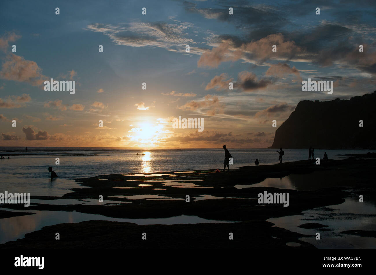 Menschen am Strand bei Sonnenuntergang Stockfoto