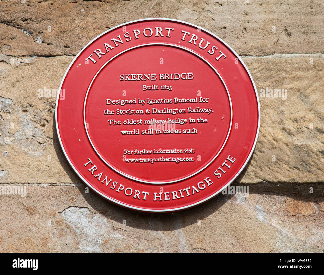 Transport Weltkulturerbe rote Gedenktafel zur Erinnerung an die Skerne Brücke in Darlington, England, Großbritannien Stockfoto Transport Weltkulturerbe rote Gedenktafel zur Erinnerung an die Skerne Brücke in Darlington, England, Großbritannien Stockfoto