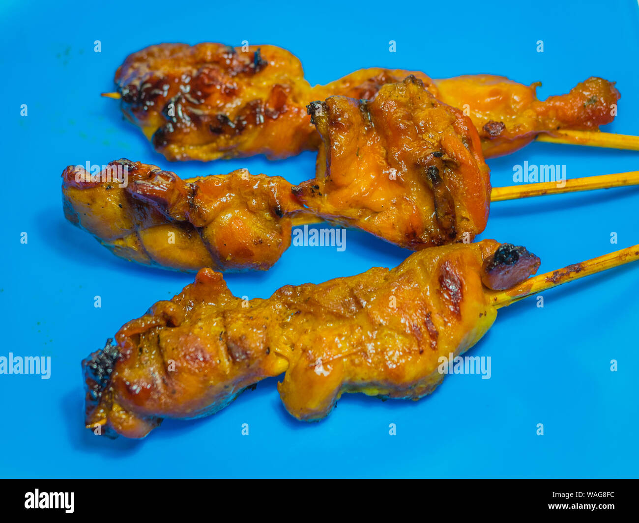 Die Röstung Huhn auf blauem Teller Stockfoto