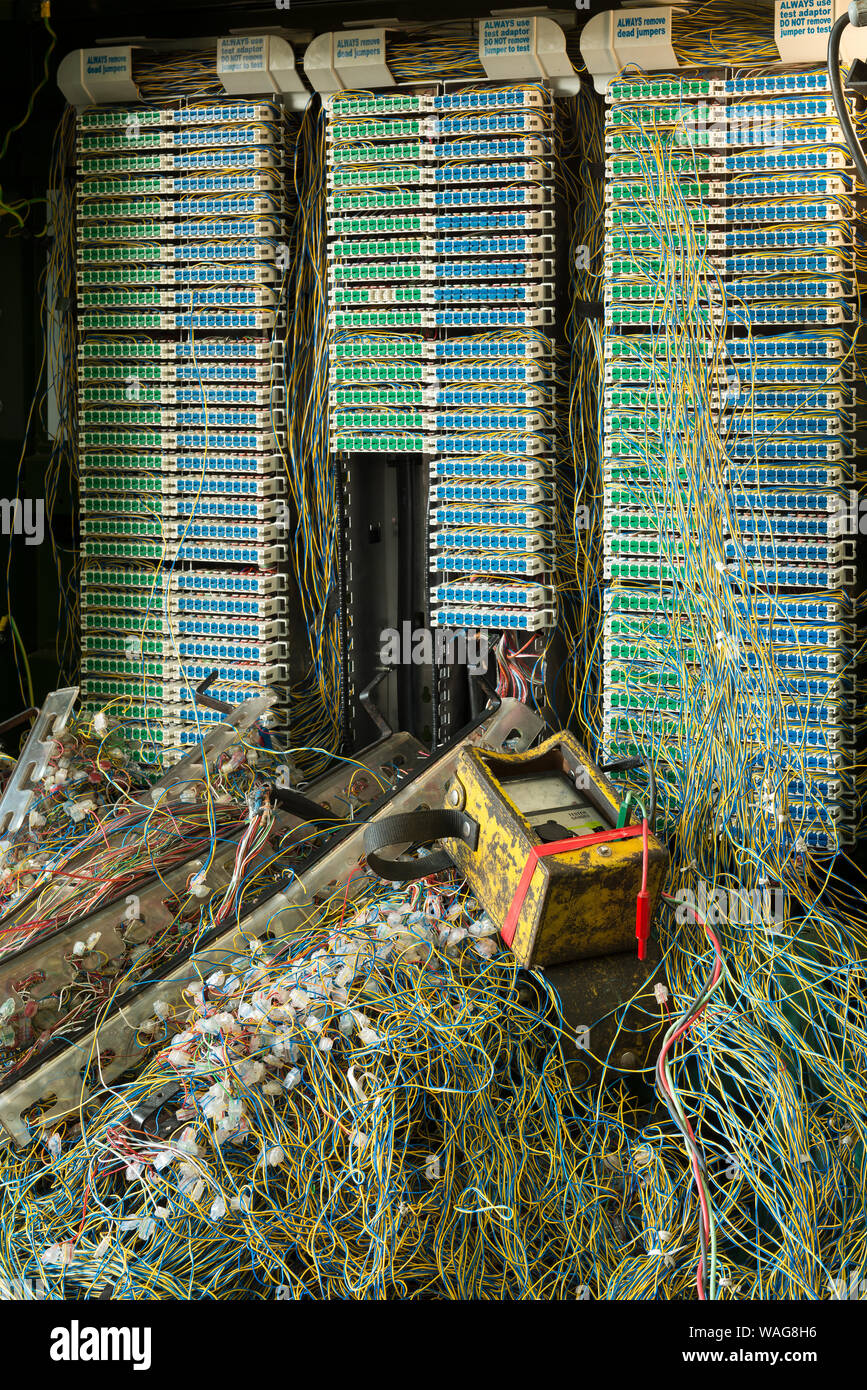 Verworrene Masse von verdrillten Telefonleitungen in einem Netzwerk auf öffentlichen Fußweg repariert wird, präsentiert ein echtes Rätsel, Links auf Kaffee Pause Stockfoto