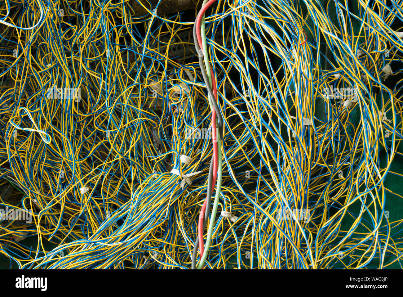 Verworrene Masse von verdrillten Telefonleitungen in einem Netzwerk auf öffentlichen Fußweg repariert wird, präsentiert ein echtes Rätsel, Links auf Kaffee Pause Stockfoto