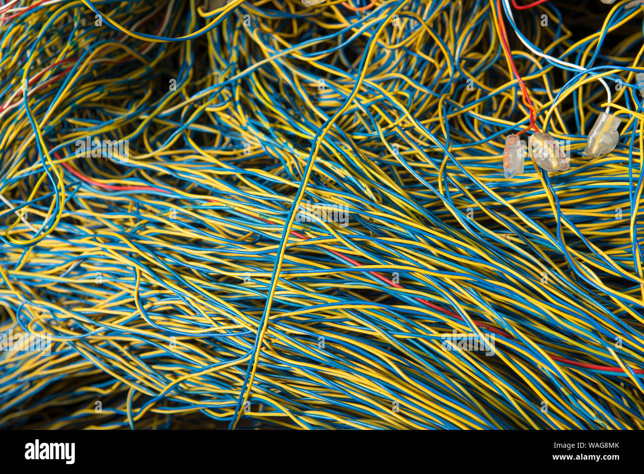 Verworrene Masse von verdrillten Telefonleitungen in einem Netzwerk auf öffentlichen Fußweg repariert wird, präsentiert ein echtes Rätsel, Links auf Kaffee Pause Stockfoto