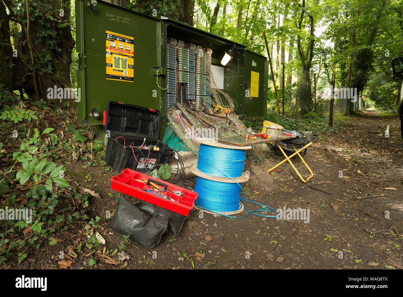 Verworrene Masse von verdrillten Telefonleitungen in einem Netzwerk auf öffentlichen Fußweg repariert wird, präsentiert ein echtes Rätsel, Links auf Kaffee Pause Stockfoto