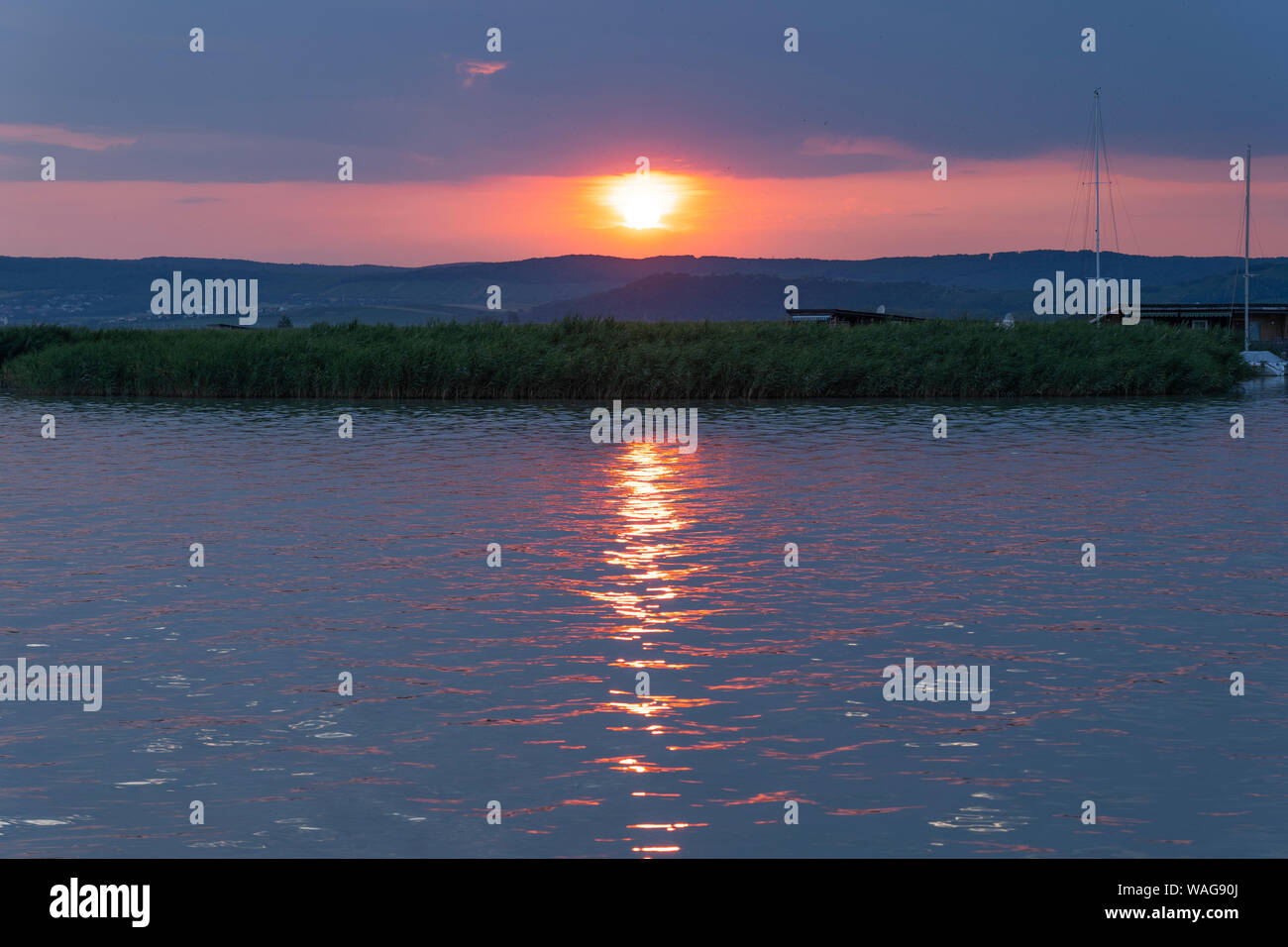 Der Sonnenuntergang über dem Neusiedler See, einem beliebten Touristenziel und dem größten Endorheiksee Mitteleuropas. Burgenland, Österreich Stockfoto