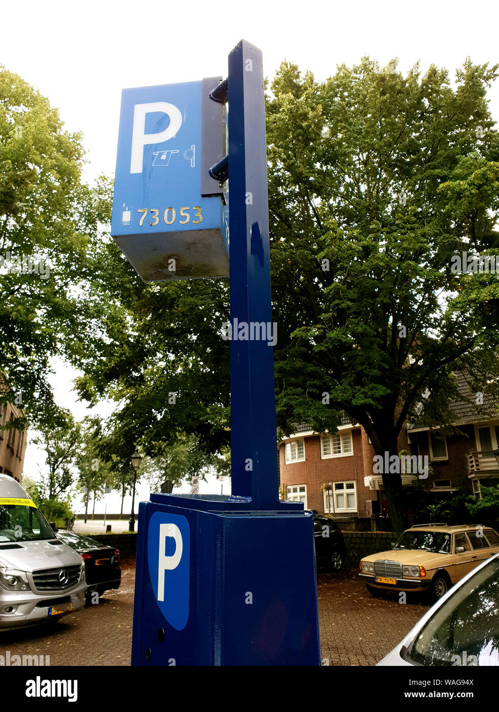 Parkuhr mit Zone Code für mobile parken, mit Parkplatz App Stockfotografie  - Alamy