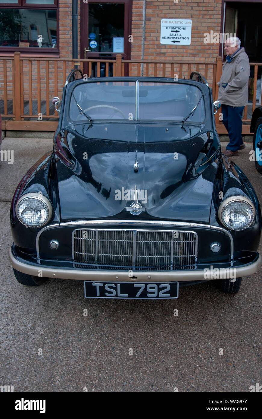 Vintage Schwarz 1954 Morris Minor Cabrio Limousine vorne Hochformat oben offenen Dach unten Veteran klassische britische Familie Limousine tourer Auto 1 Pers Stockfoto