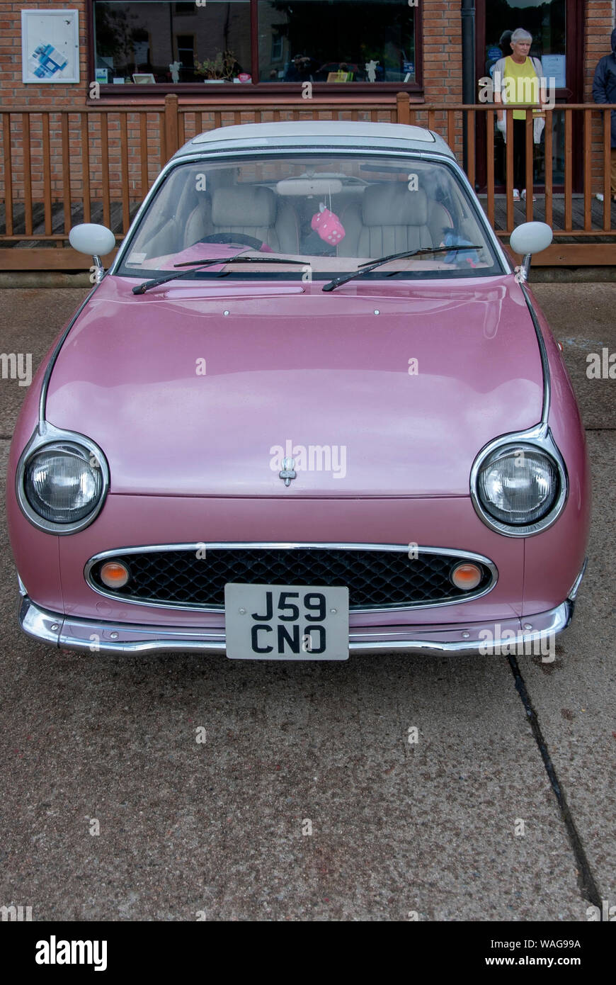 1991 Pink Retro - style Nissan Figaro 2 Tür feste Profil Cabrio Weiß, Dach, vorne Hochformat japanische Stadt Auto Heiligen Loch Marina 2 Pers geparkt Stockfoto