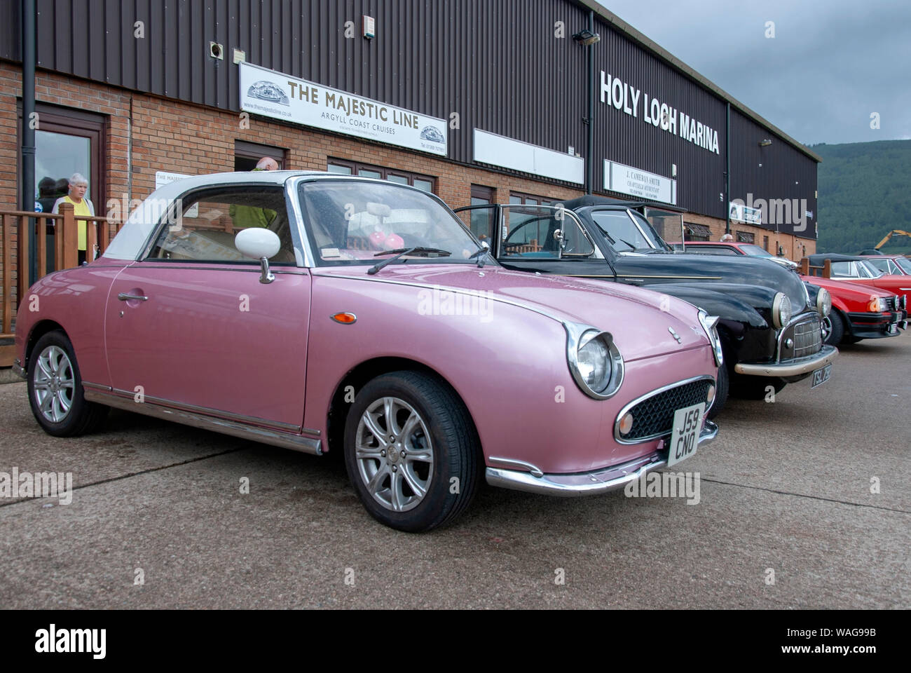 1991 Pink Retro Style Nissan Figaro 2 Tur Feste Profil Cabrio Weiss Dach Vorne Fahrerseite Abseits Anzeigen Japanische Stadt Auto Heiligen Loch Mar Geparkt Stockfotografie Alamy