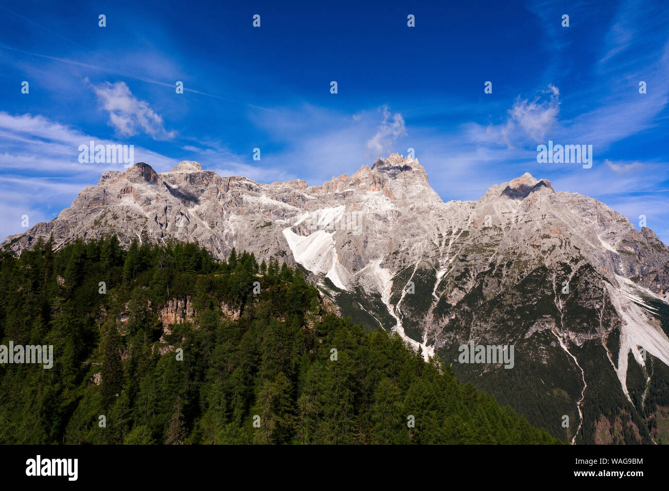 Panoramablick auf die Dolomiten. Drone Fotografie Stockfoto
