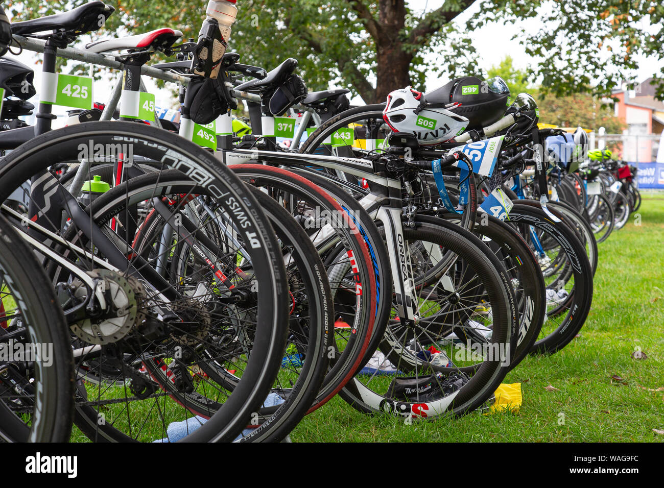 Neuwied, Rheinland-Pfalz, Deutschland - 18. August 2019: Race Bikes der Wettbewerber der Raiffeisen Triathlon Stockfoto