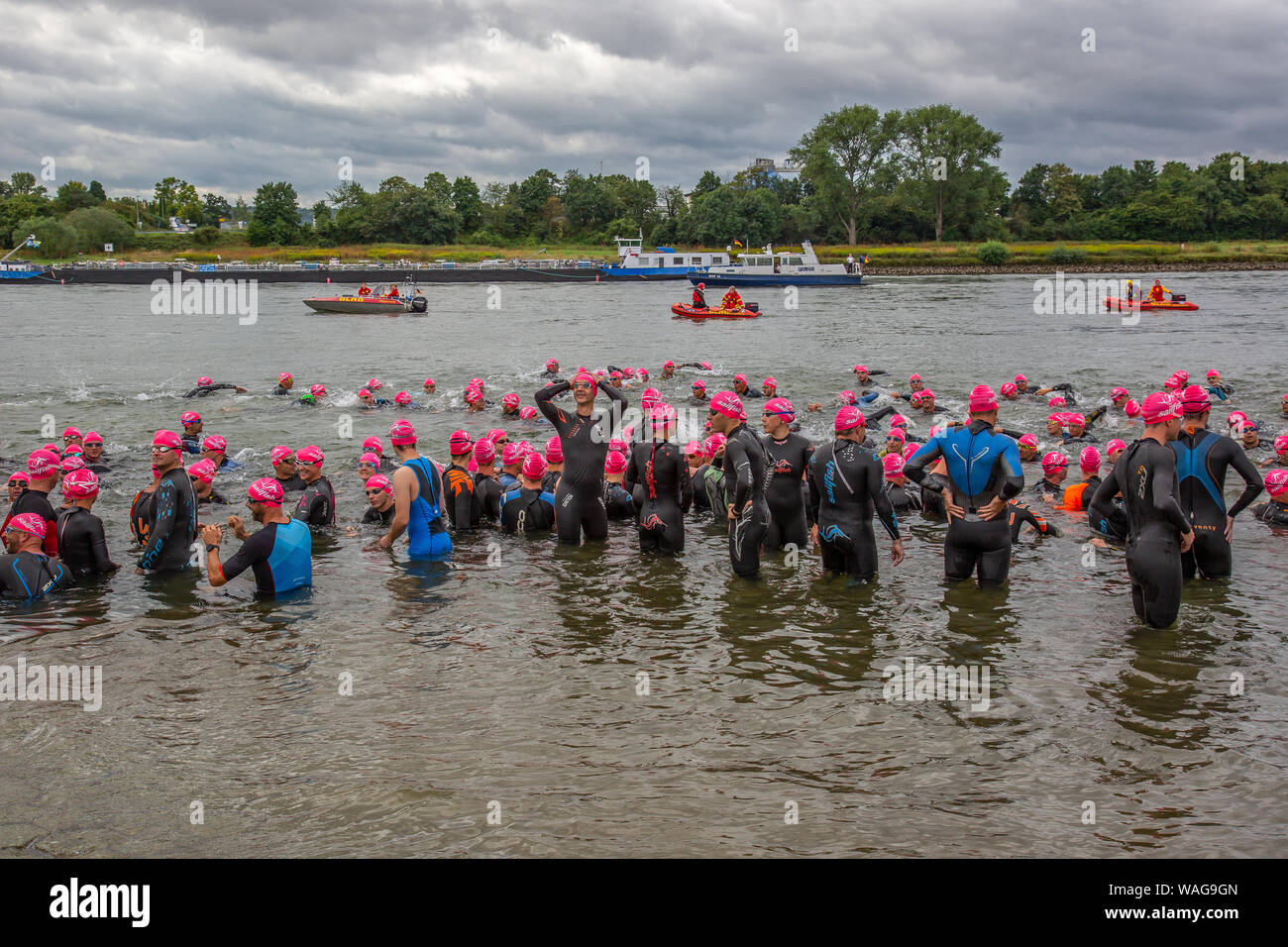 Neuwied, Rheinland-Pfalz, Deutschland - 18 August, 2019: die Konkurrenz der Raiffeisen triathlon Warten auf der Schwimmstart Stockfoto