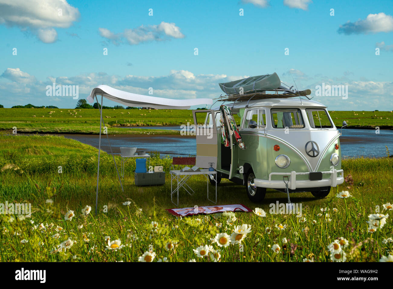 Road Trip, eine klassische VW Camper van hinter einem Deich Wattenmeer in Norddeutschland geparkt Stockfoto