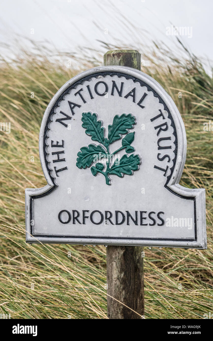 National Trust sign on Orfordness Nature Reserve, Küste von Suffolk, Suffolk, England, Großbritannien Stockfoto