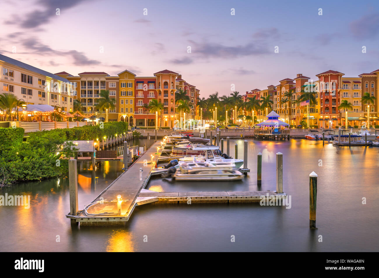Naples, Florida, USA Stadt Skyline auf dem Wasser in der Abenddämmerung. Stockfoto