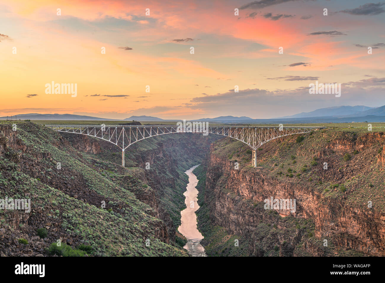 Taos, New Mexico, USA am Rio Grande Schlucht Brücke über den Rio Grande in der Abenddämmerung. Stockfoto