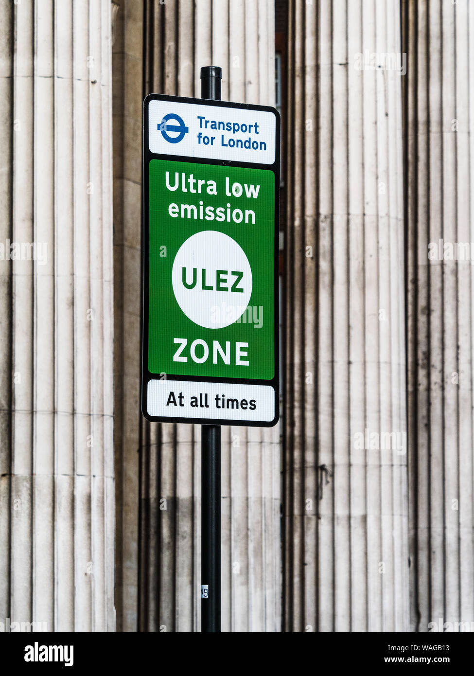 ULEZ Ultra Low Emission Zone anmelden London - Zeichen für die neue Ultra Low Emission Zone im Zentrum von London von Transport for London TFL in 2019 umgesetzt Stockfoto