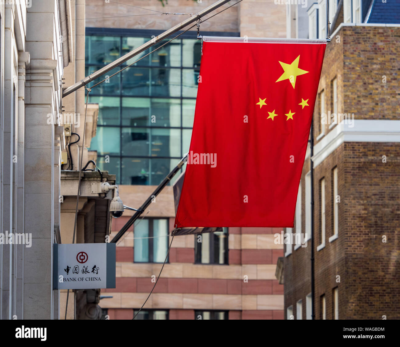 Chinesische Flaggen ausserhalb der Bank von China London - Chinesische Flaggen markieren eine wachsende Präsenz chinesischer Banken in der Stadt London Financial District. Stockfoto