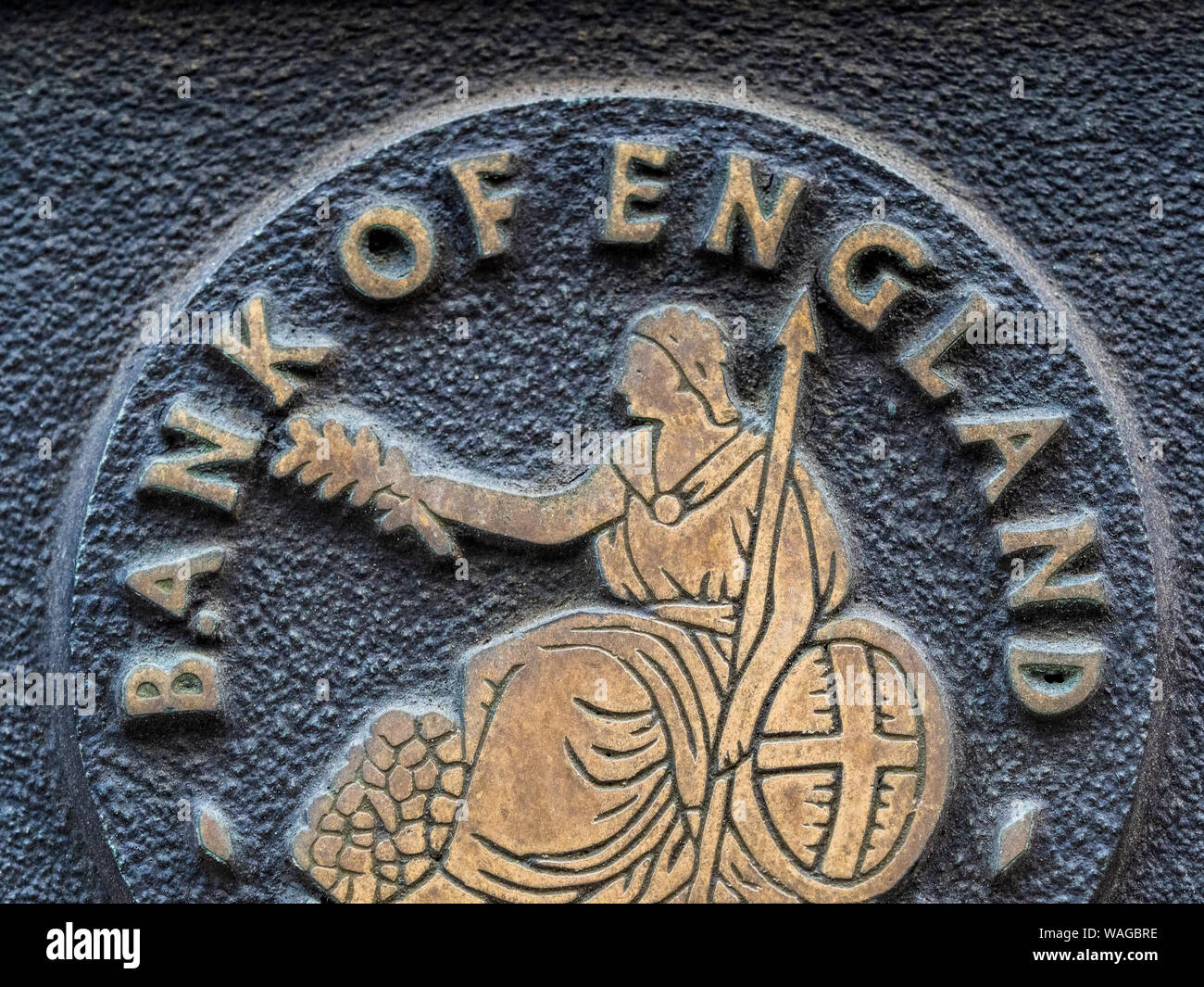 Logo oder Symbol der Bank of England im Gebäude der Bank of England in Central London Stockfoto