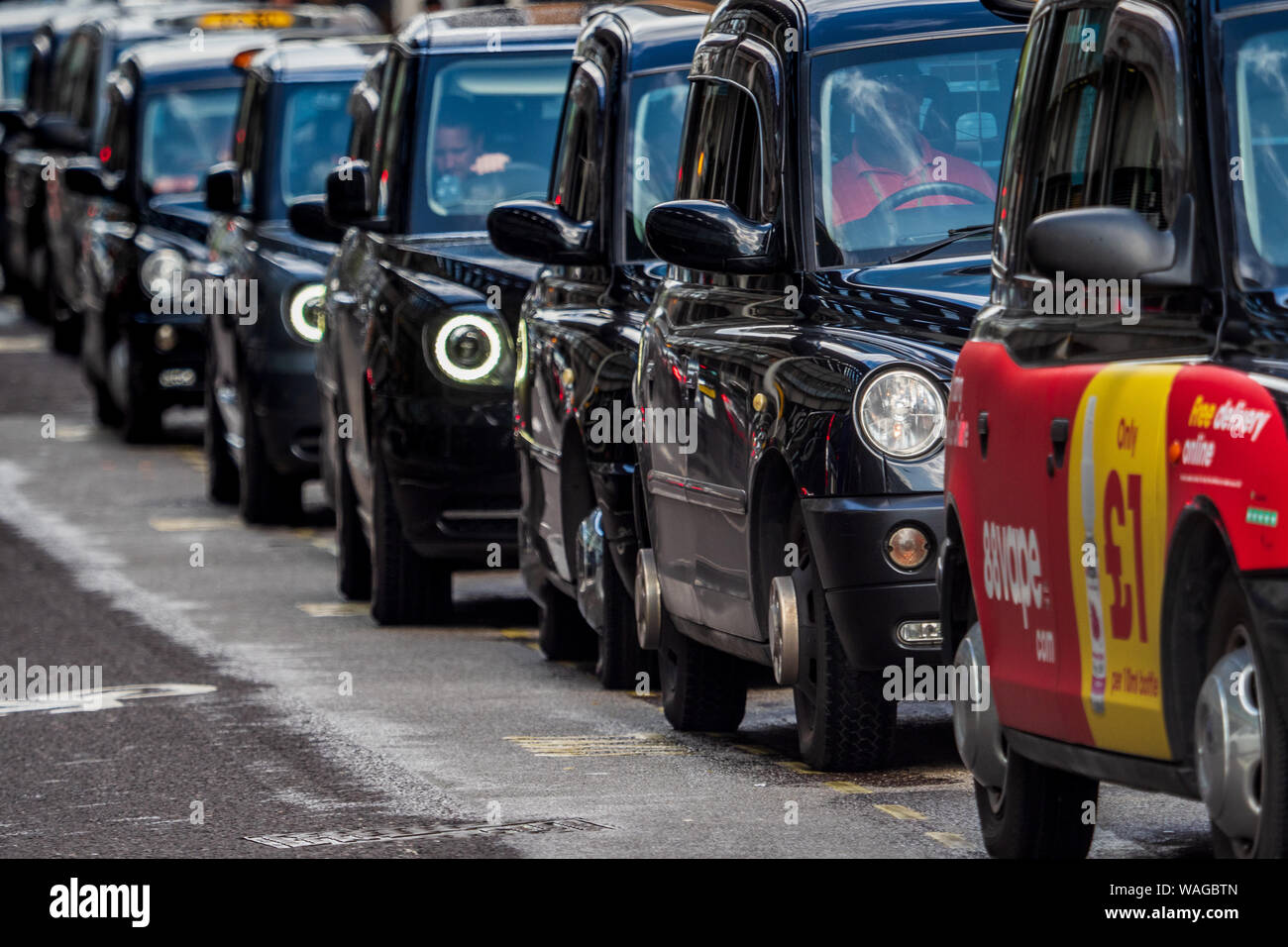London Taxi, London Taxi, Taxi, Queue, London Taxi Linie. Schwarze Taxis warten außerhalb einer Station im Zentrum von London. Stockfoto