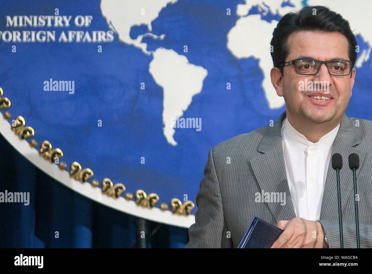 Teheran, Iran. 19 Aug, 2019. Der Sprecher des iranischen Außenministeriums Abbas Mussawi nimmt an einer Pressekonferenz in Teheran, Iran, 12.08.19, 2019. Das iranische Außenministerium am Montag warnte vor jeder Versuch der USA den iranischen Öltanker am 12.08.15 Durch die Bestellung von Gibraltar Supreme Court freigegeben nach 42 Tagen in der Haft zu ergreifen. Credit: Ahmad Halabisaz/Xinhua Stockfoto