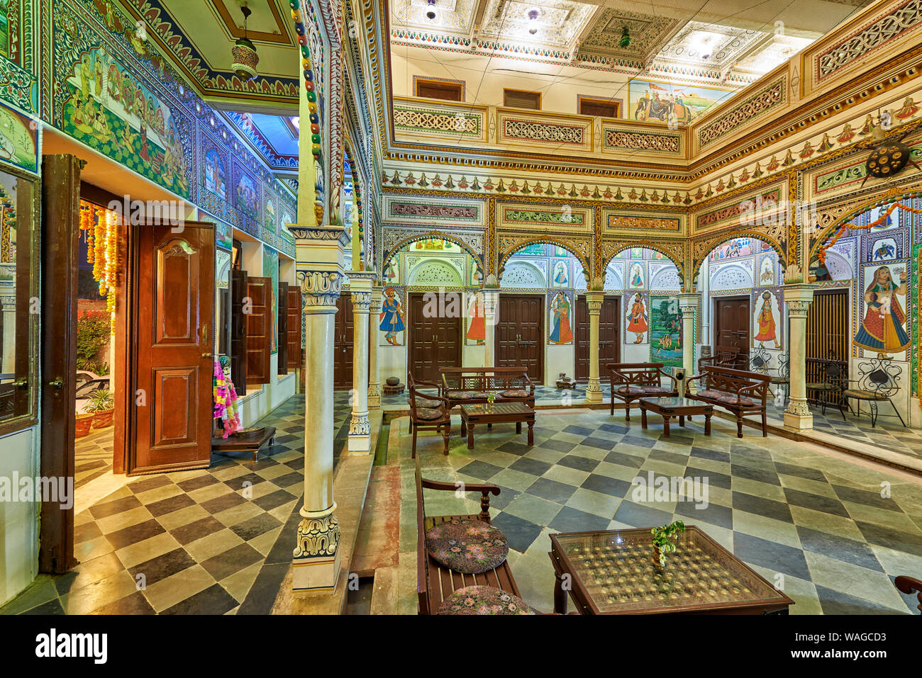 Innere Aufnahme der Starke eingerichtete Hotel Heritage Mandawa, Shekhawati Region, Rajasthan, Indien Stockfoto