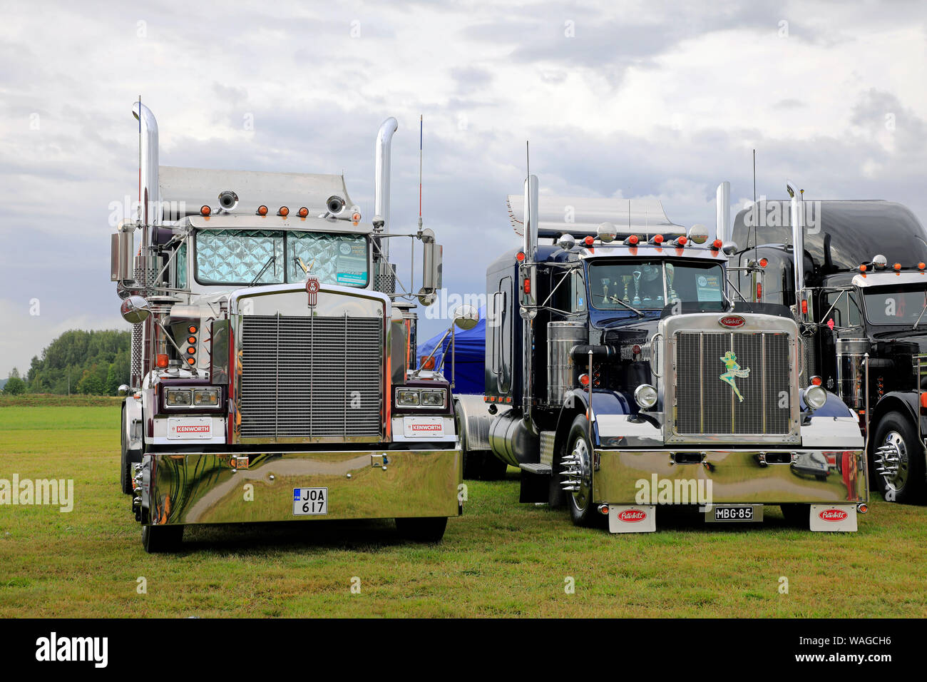 Alaharma, Finnland. August 9, 2019. Klassische amerikanische Kenworth W900B und Peterbilt 359 big Rigs mit Chrom glänzend aufgereiht auf Power Truck Show 2019. Stockfoto