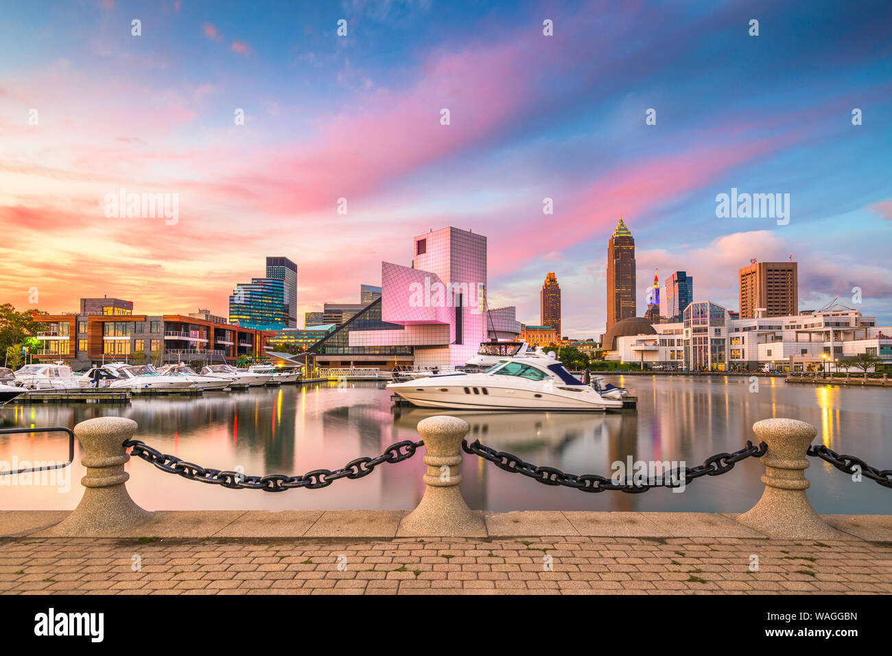 Cleveland, Ohio, USA Downtown Skyline der Stadt und den Hafen bei Dämmerung. Stockfoto
