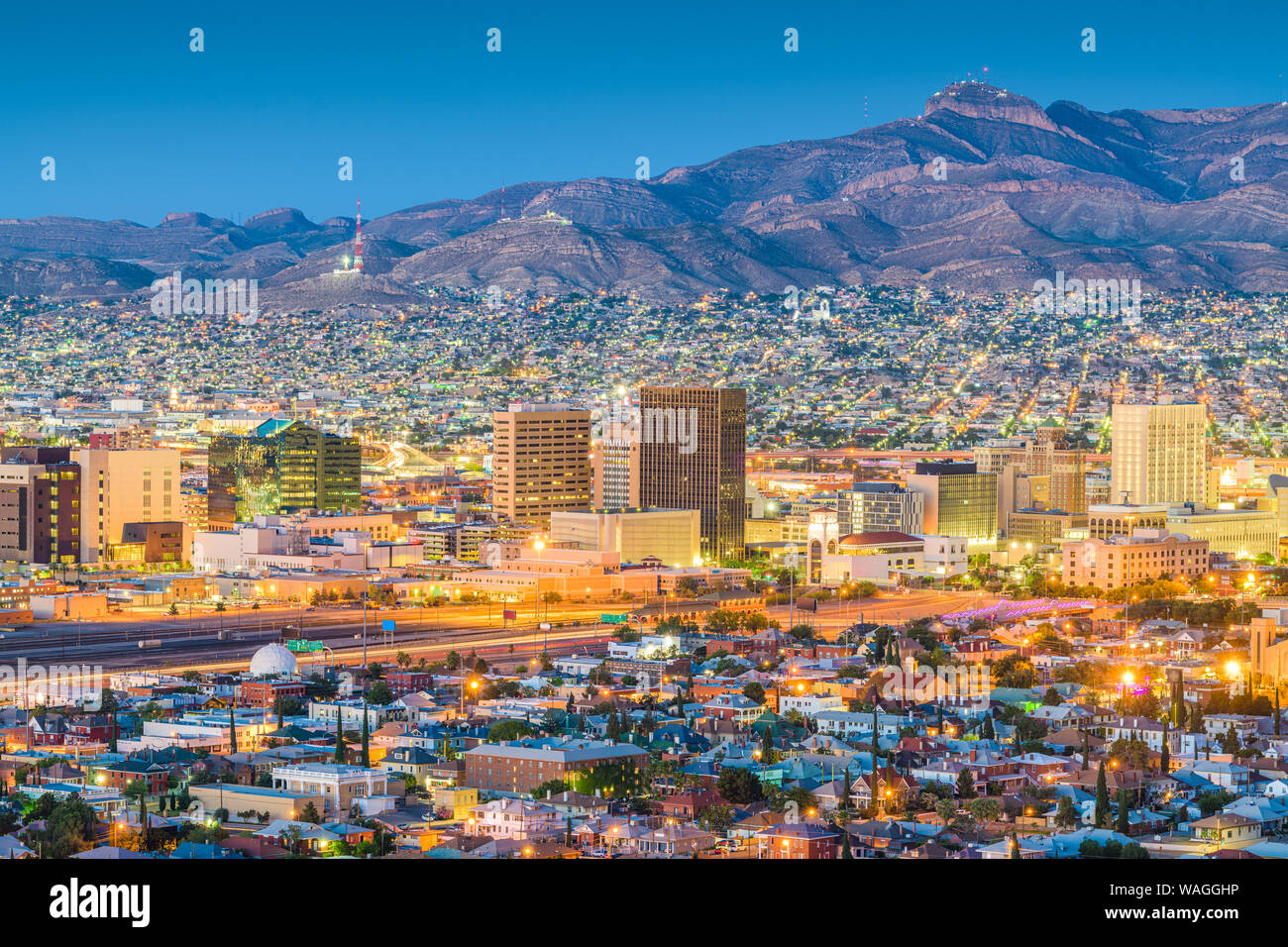 El Paso, Texas, USA Downtown Skyline der Stadt in der Dämmerung mit Juarez, Mexiko in der Ferne. Stockfoto