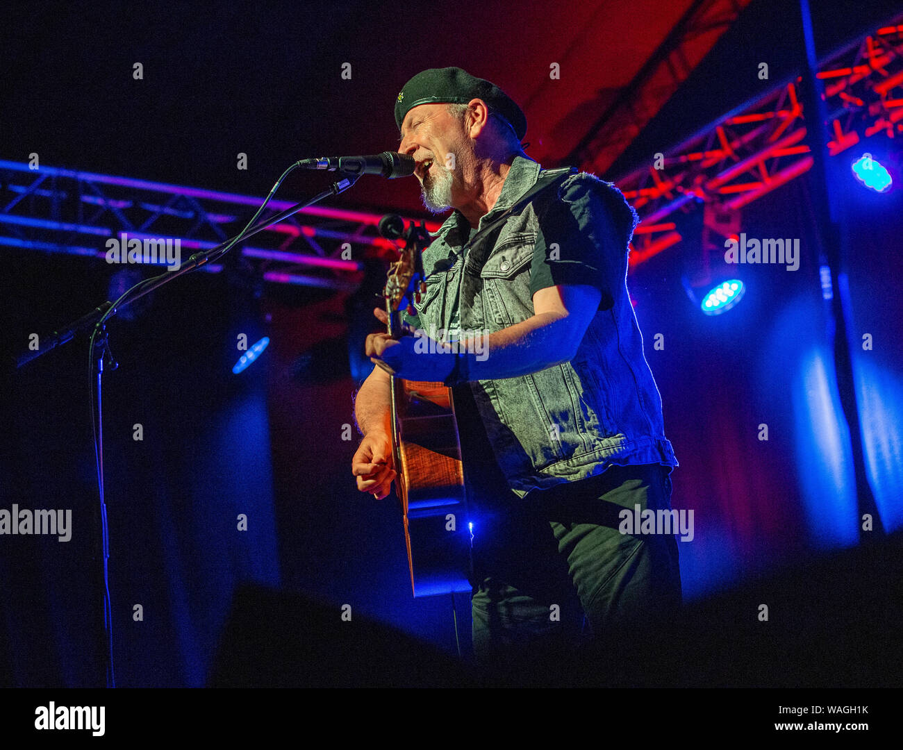 Singer Songwriter und gefeierten Gitarristen Richard Thompson am2019 Sidmouth Folk Woche Festival. Stockfoto