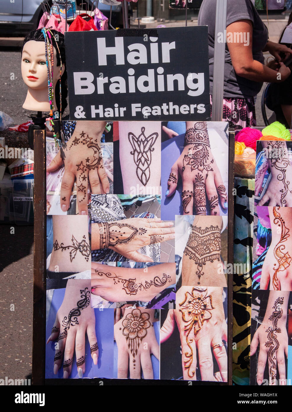 Haare flechten und Henna Tattoo Stall auf der Strandpromenade in Sidmouth während Folk Woche Festival, 2019 Stockfoto