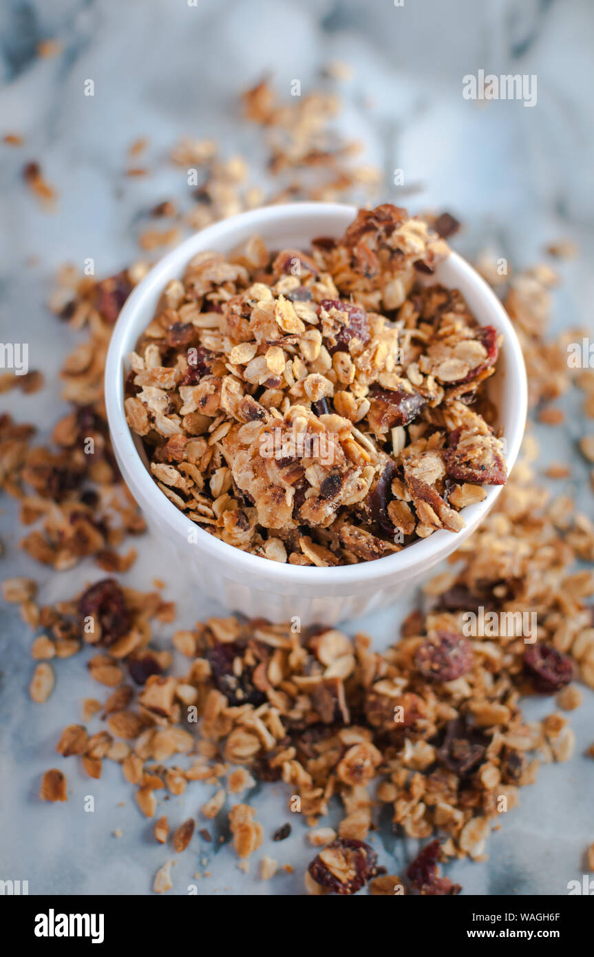 Hausgemachte geröstetes Müsli auf Marmor Hintergrund, Ansicht von oben Stockfoto