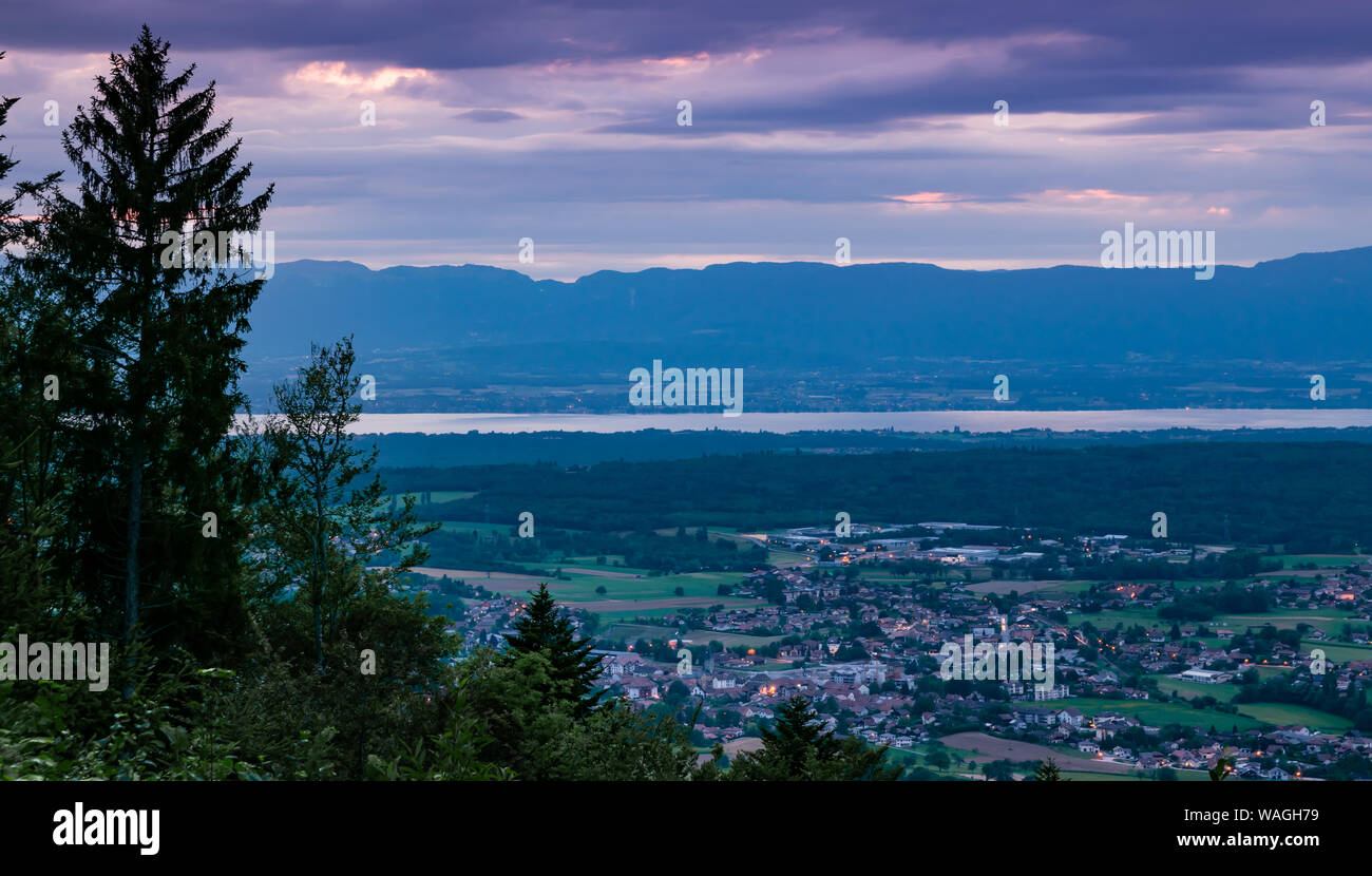 Abendlicher Blick von der Oberseite der französischen Stadt Bons-en-Chablais, Genfer See (Genfer See) und die Berge in der Schweiz. Stockfoto