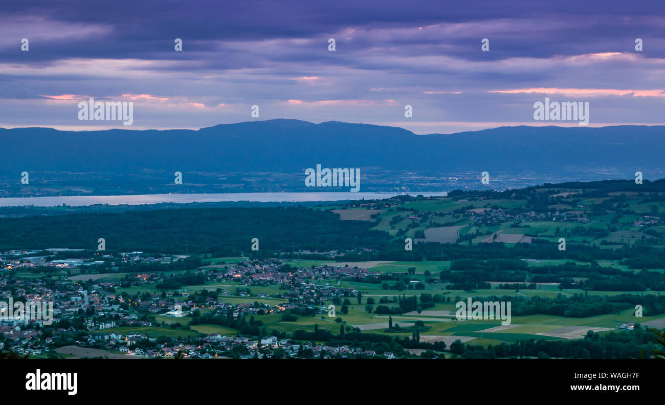 Abendlicher Blick von der Oberseite der französischen Stadt Bons-en-Chablais, Genfer See (Genfer See) und die Berge in der Schweiz. Stockfoto