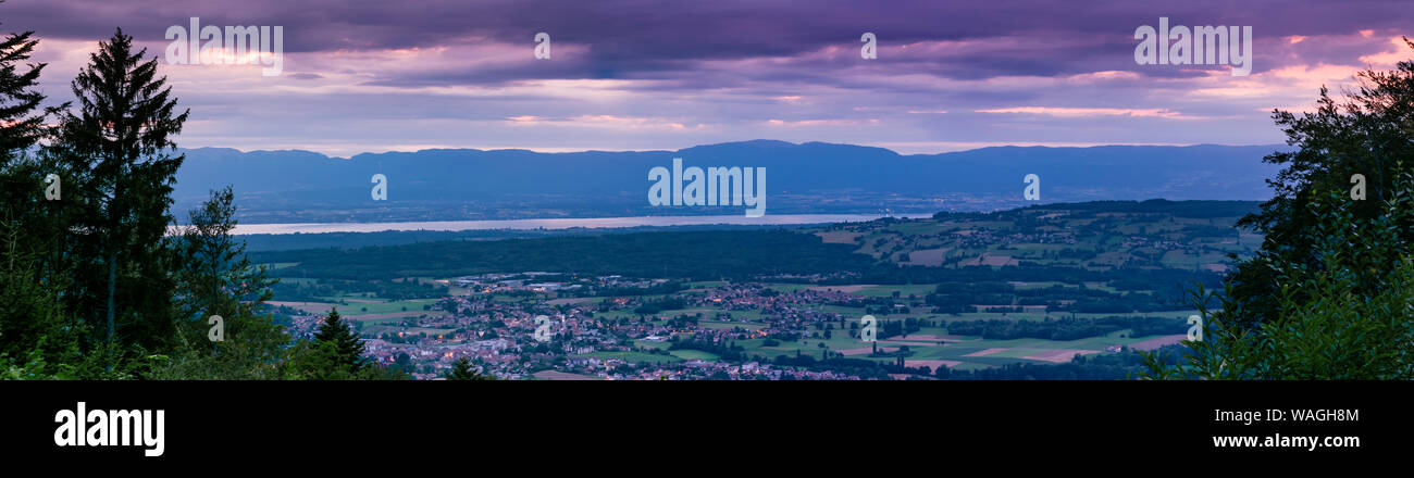 Abend panorama Blick von oben auf die französische Stadt Bons-en-Chablais, Genfer See (Genfer See) und die Berge in der Schweiz. Stockfoto