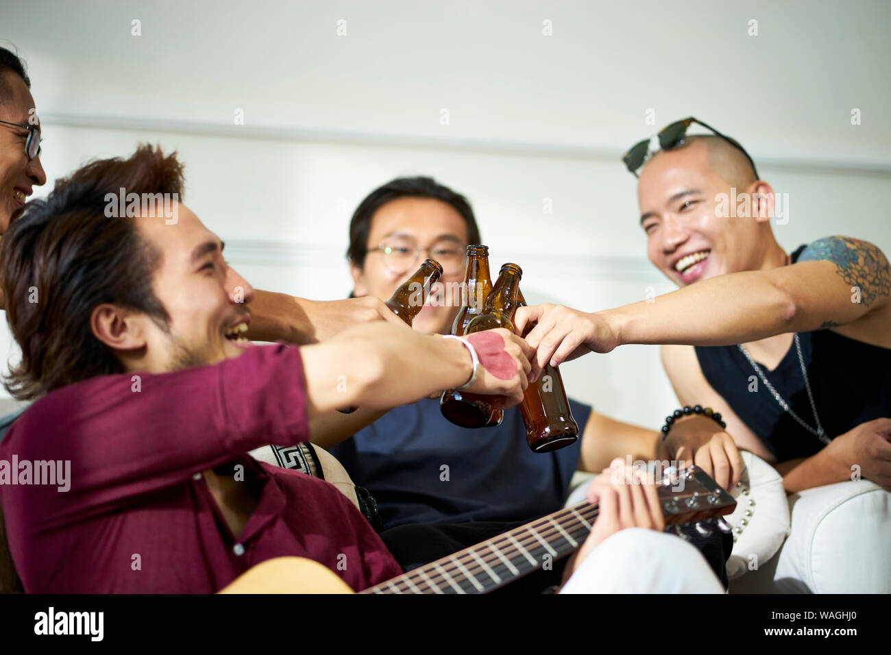 Asiatische junge erwachsene Männer entspannen und genießen von Musik und Bier bei Party Stockfoto