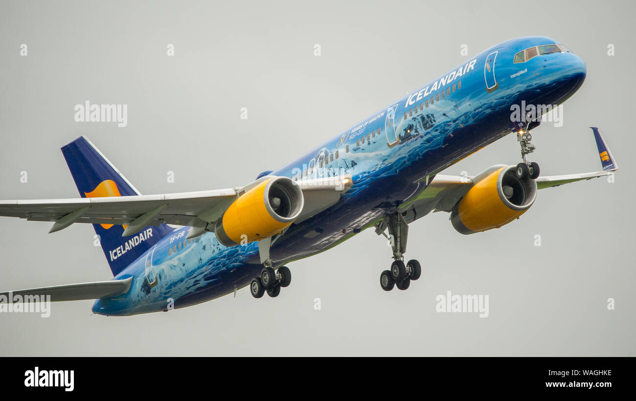 Glasgow, UK. 26. April 2019. Islands Air Boeing757-200 täglich (reg TF-FIR) mit speziellen gemalt' 80 Jahre Aviationi' Farbschema, gesehen, der Internationale Flughafen Glasgow für Reykjavik, Island. Island Air fördert Icelands natürliche Schönheit und der Tourismus, der zu einem Anstieg der Passagierzahlen aus Schottland und dem Rest von Großbritannien und Europa geführt hat. Island Fliegen auch nach Nordamerika und dem europäischen Festland. Colin Fisher/CDFIMAGES.COM Credit: Colin Fisher/Alamy leben Nachrichten Stockfoto