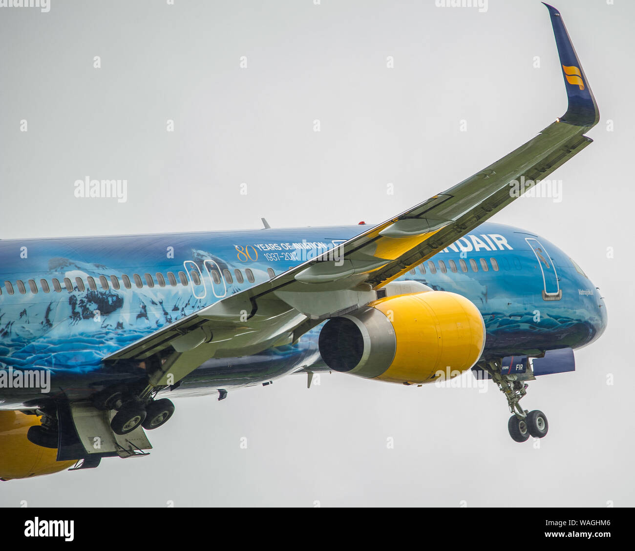 Glasgow, UK. 26. April 2019. Islands Air Boeing757-200 täglich (reg TF-FIR) mit speziellen gemalt' 80 Jahre Aviationi' Farbschema, gesehen, der Internationale Flughafen Glasgow für Reykjavik, Island. Island Air fördert Icelands natürliche Schönheit und der Tourismus, der zu einem Anstieg der Passagierzahlen aus Schottland und dem Rest von Großbritannien und Europa geführt hat. Island Fliegen auch nach Nordamerika und dem europäischen Festland. Colin Fisher/CDFIMAGES.COM Credit: Colin Fisher/Alamy leben Nachrichten Stockfoto