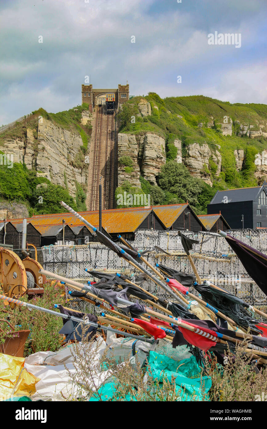 Fischerboote mit paraphenalia auf dem Kiesstrand der Altstadt, mit der steilen Seilbahn int er Hintergrund, Hastings, East Sussex, Großbritannien Stockfoto