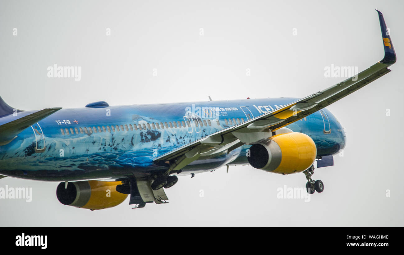 Glasgow, UK. 26. April 2019. Islands Air Boeing757-200 täglich (reg TF-FIR) mit speziellen gemalt' 80 Jahre Aviationi' Farbschema, gesehen, der Internationale Flughafen Glasgow für Reykjavik, Island. Island Air fördert Icelands natürliche Schönheit und der Tourismus, der zu einem Anstieg der Passagierzahlen aus Schottland und dem Rest von Großbritannien und Europa geführt hat. Island Fliegen auch nach Nordamerika und dem europäischen Festland. Colin Fisher/CDFIMAGES.COM Credit: Colin Fisher/Alamy leben Nachrichten Stockfoto