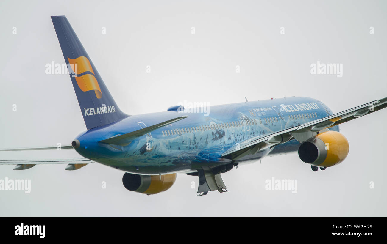 Glasgow, UK. 26. April 2019. Islands Air Boeing757-200 täglich (reg TF-FIR) mit speziellen gemalt' 80 Jahre Aviationi' Farbschema, gesehen, der Internationale Flughafen Glasgow für Reykjavik, Island. Island Air fördert Icelands natürliche Schönheit und der Tourismus, der zu einem Anstieg der Passagierzahlen aus Schottland und dem Rest von Großbritannien und Europa geführt hat. Island Fliegen auch nach Nordamerika und dem europäischen Festland. Colin Fisher/CDFIMAGES.COM Credit: Colin Fisher/Alamy leben Nachrichten Stockfoto