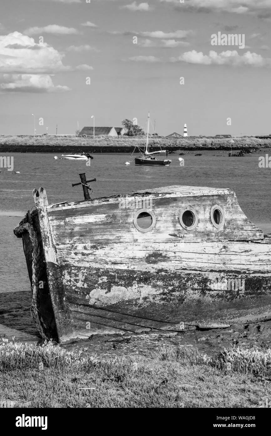 Alte Boote auf dem Fluss Erz bei Orford, Küste von Suffolk, England, Großbritannien Stockfoto