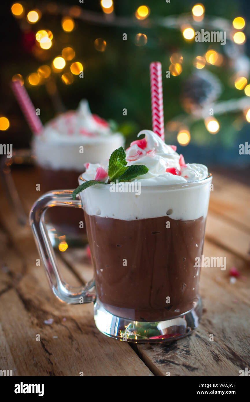 In der Nähe von Weihnachten mint heiße Schokolade auf hölzernen Hintergrund Stockfoto