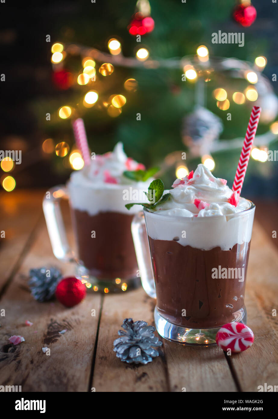 Weihnachten mint heiße Schokolade auf hölzernen Hintergrund Stockfoto