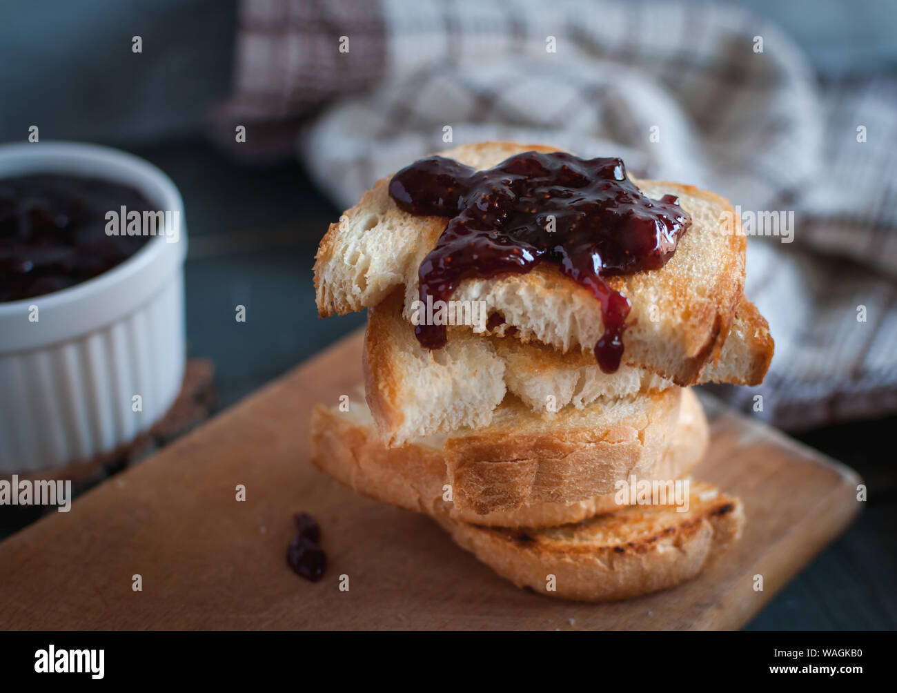 Close-up geröstete Brotscheiben mit hausgemachten strawberry jam Stockfoto