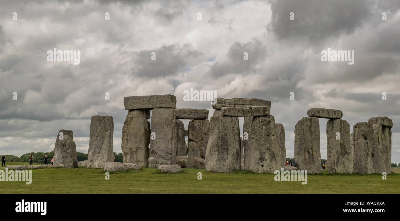 Full shot von Stonehenge mit grünem Gras und eine dramatische Wolkenhimmel Stockfoto