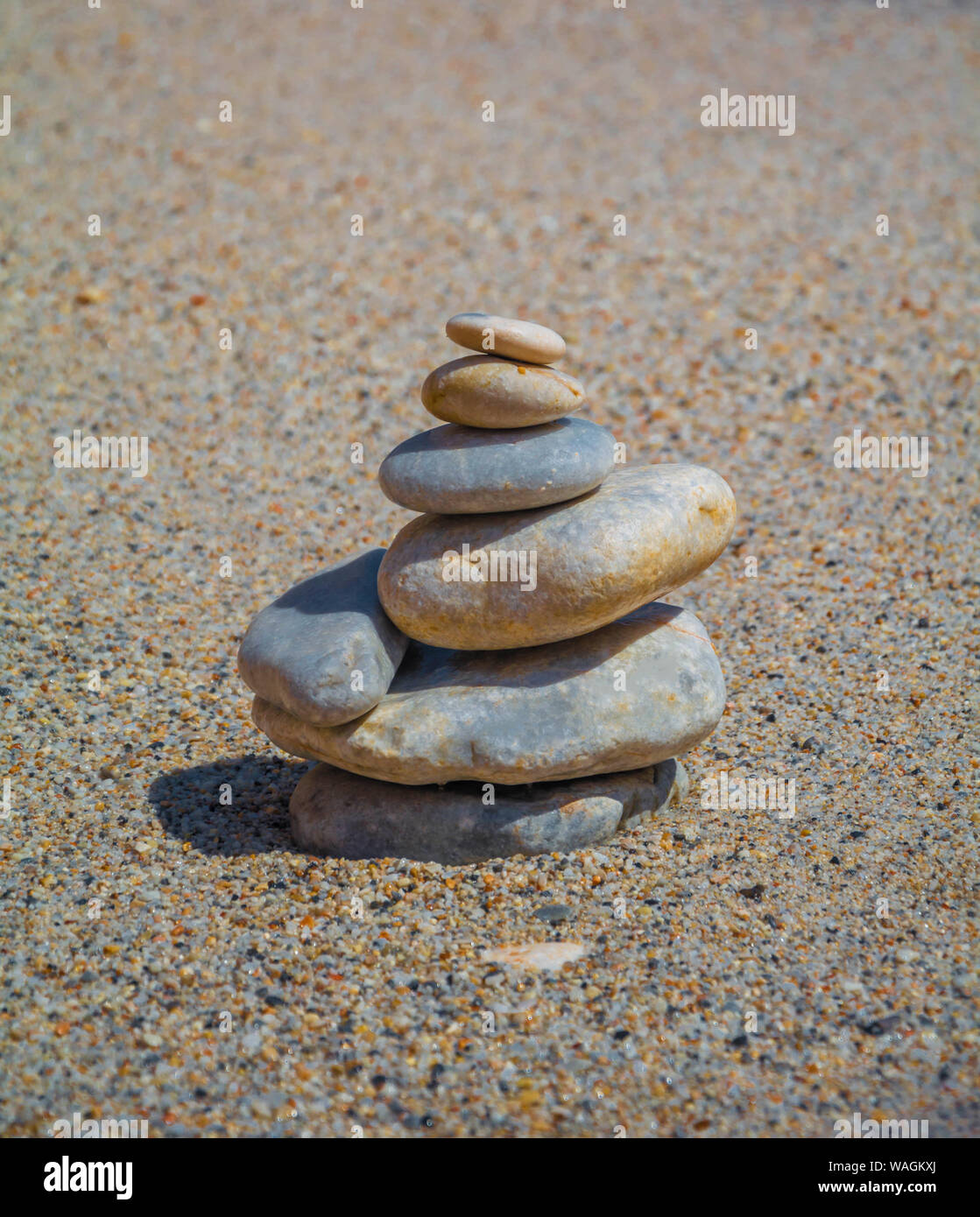 Nahaufnahme von gestapelten Steinen am Strand. Sieben Steine übereinander an einem Sandstrand auf Kreta. Stockfoto
