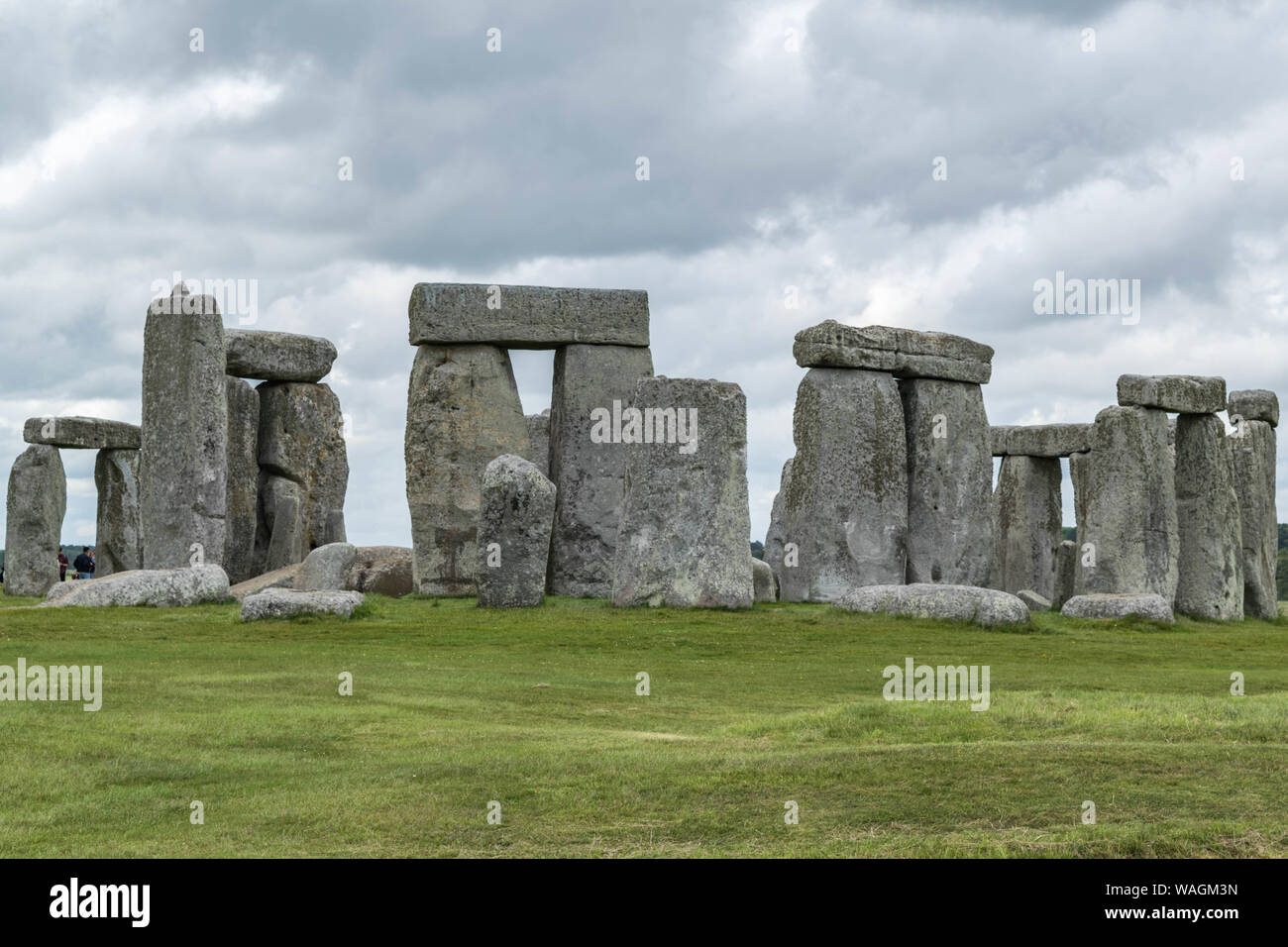 Full shot von Stonehenge mit grünem Gras und eine dramatische Wolkenhimmel Stockfoto
