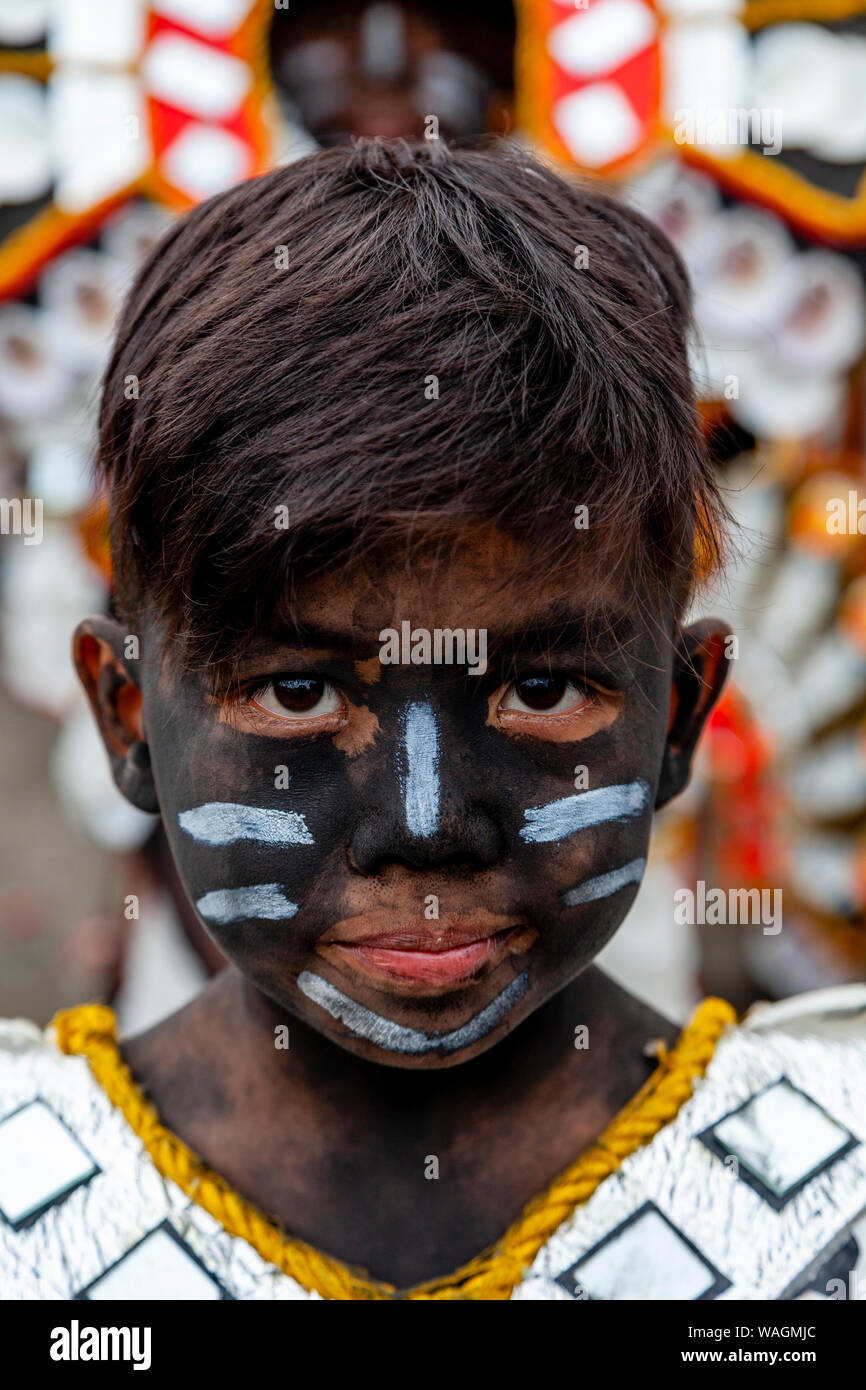 Junge Menschen in bunten Kostümen Teil in einer Straße Prozession während der ati-atihan-Festival, Kalibo, Panay Island, Philippinen. Stockfoto