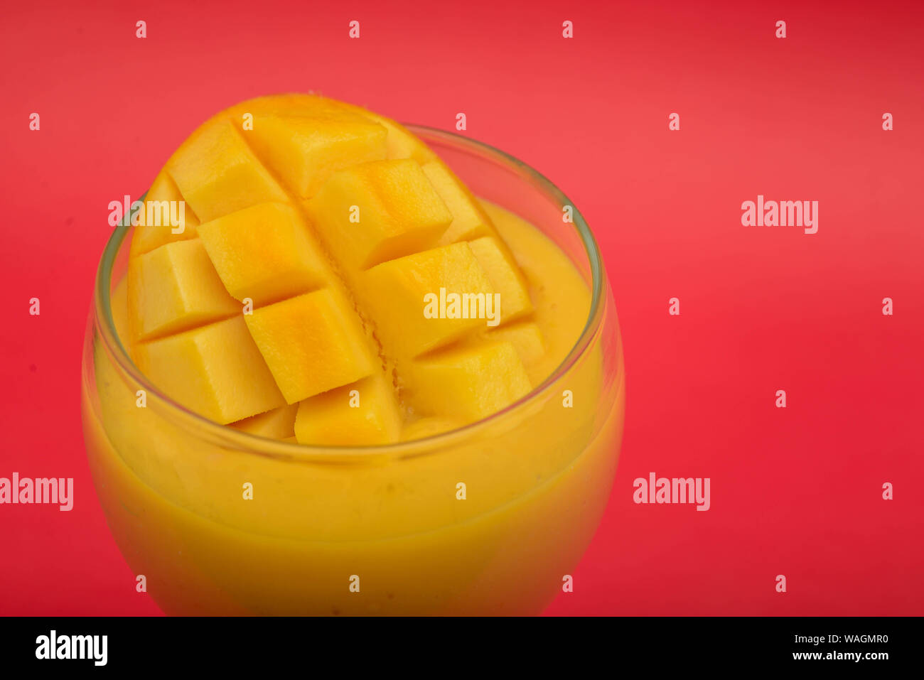 Mango Obst slice Schütteln schließen bis auf schwarzem Hintergrund Stockfoto