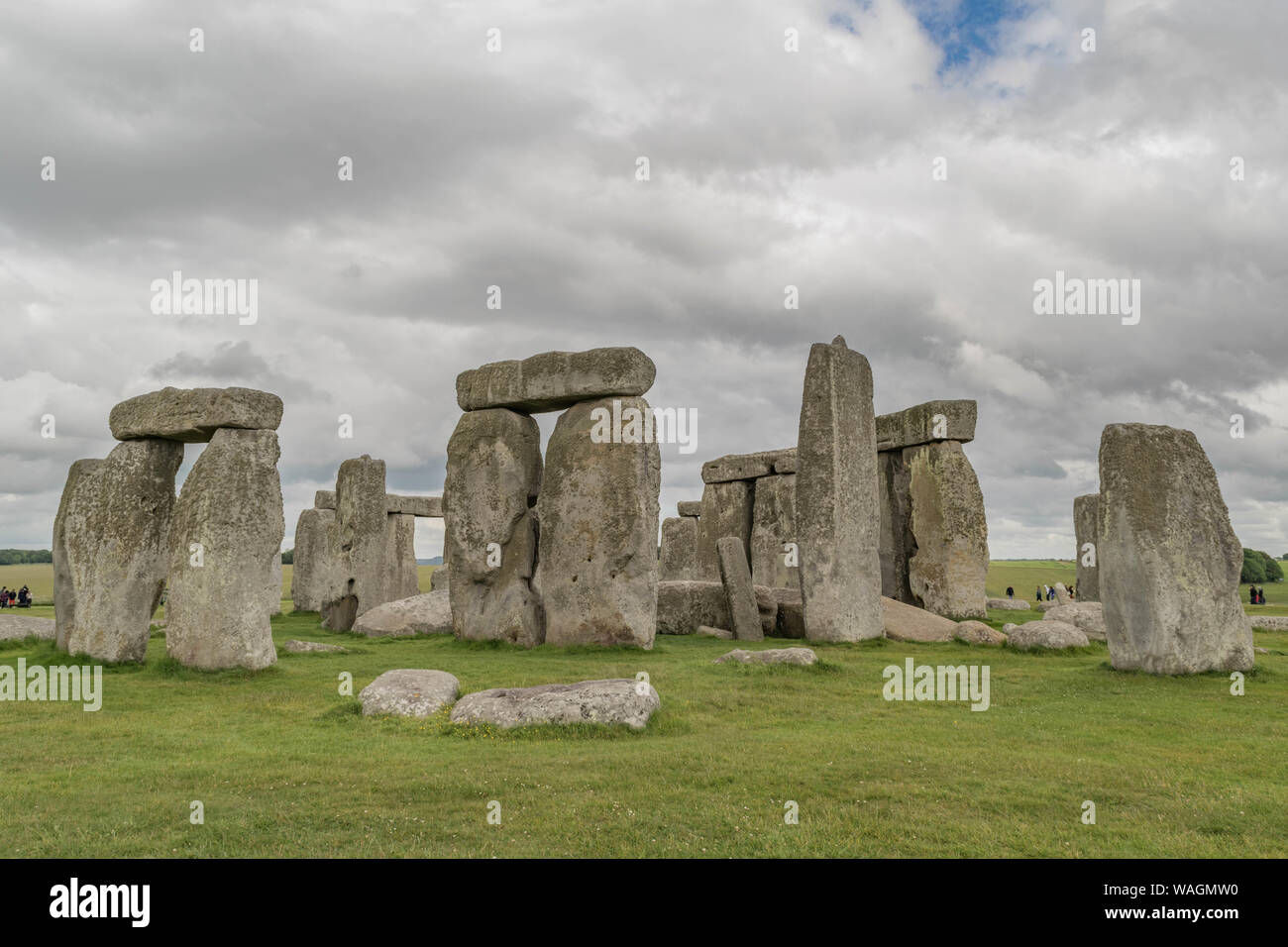 Full shot von Stonehenge mit grünem Gras und eine dramatische Wolkenhimmel Stockfoto